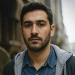 Portrait d'un homme dans la rue.